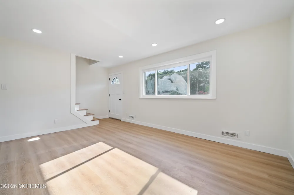 33 Glen Road Howell, NJ 07731