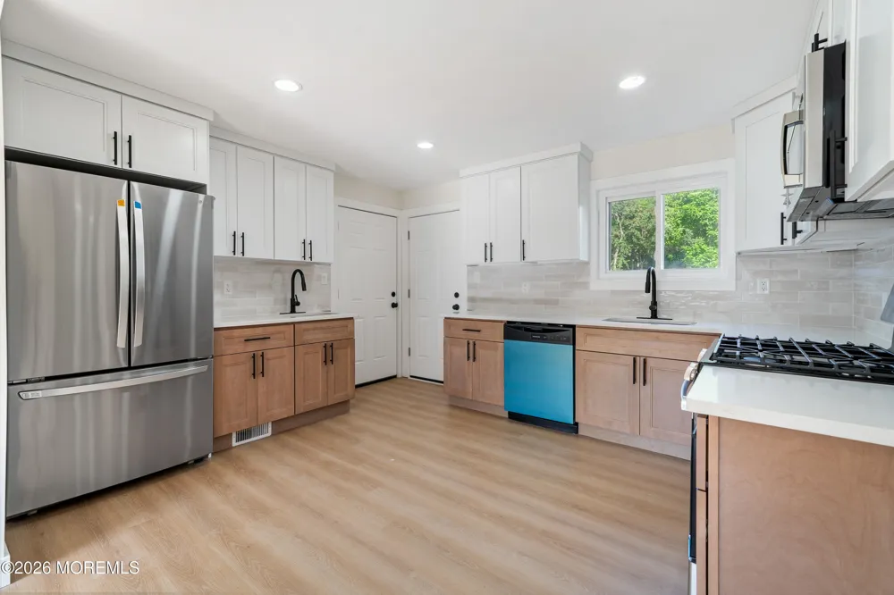 33 Glen Road Howell, NJ 07731
