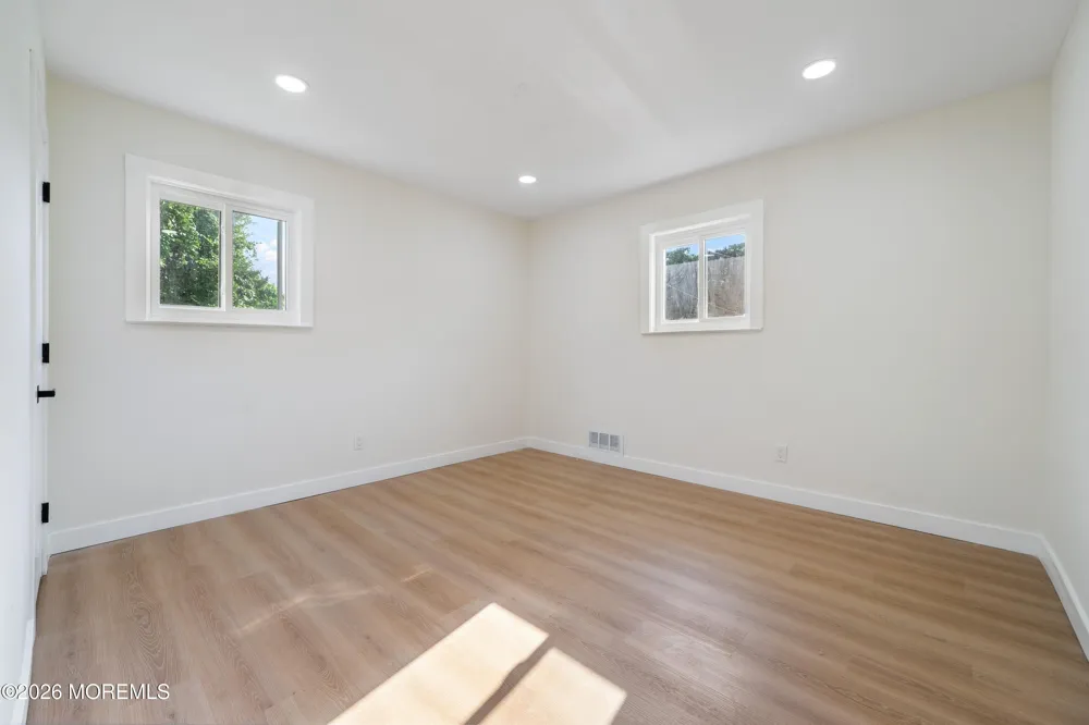 33 Glen Road Howell, NJ 07731