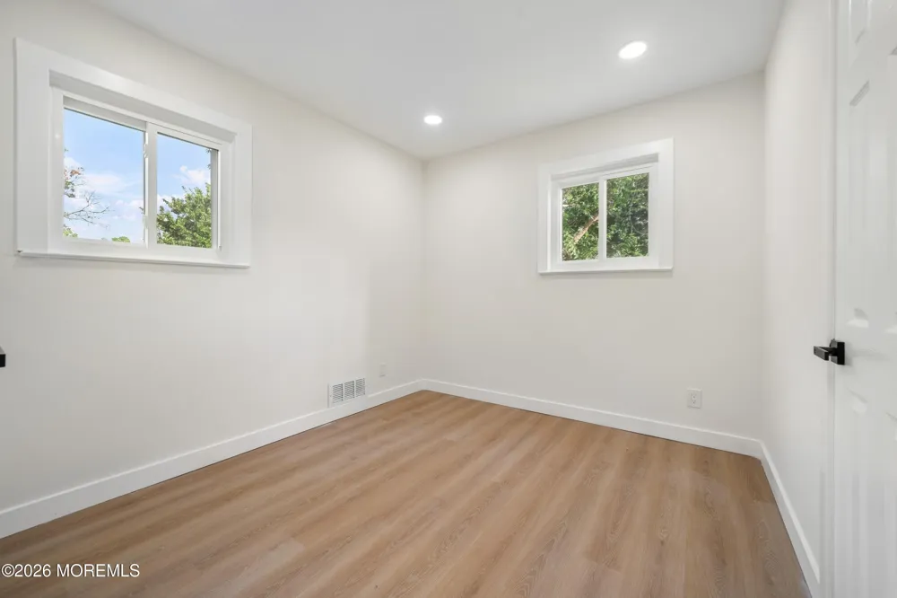 33 Glen Road Howell, NJ 07731
