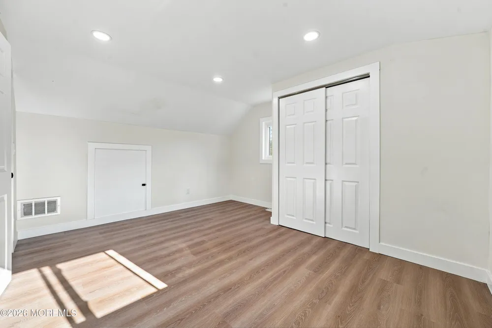 33 Glen Road Howell, NJ 07731