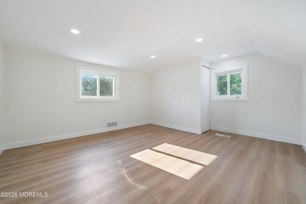 33 Glen Road Howell, NJ 07731