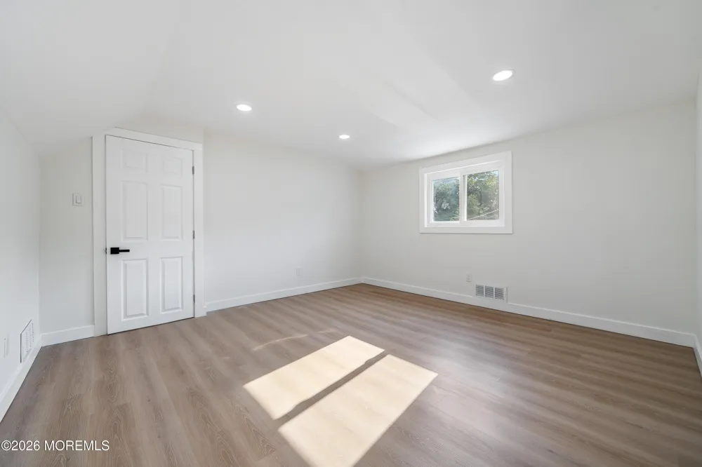 33 Glen Road Howell, NJ 07731
