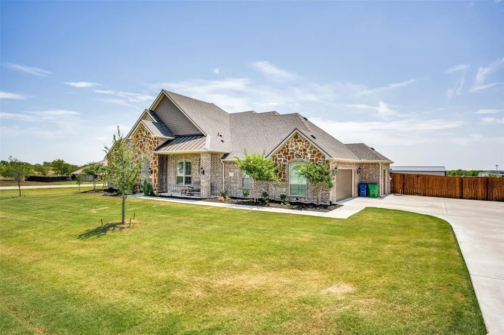 7018 New Castle Lane Sanger, TX 76266