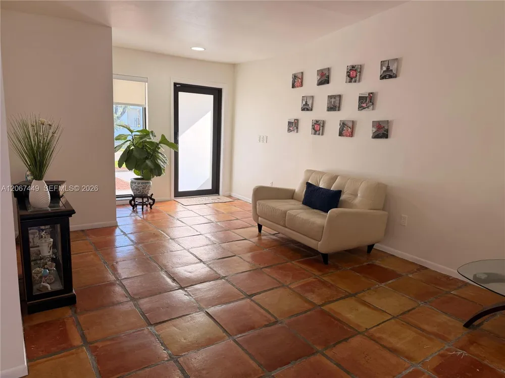 6641 NW 174th Ter Hialeah, FL 33015