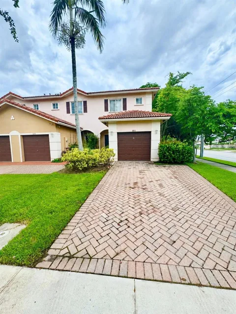 8851 ISLES CIRCLE
