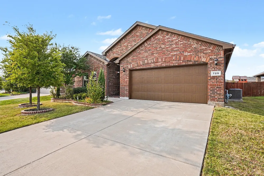 729 Rebecca Lane Saginaw, TX 76131