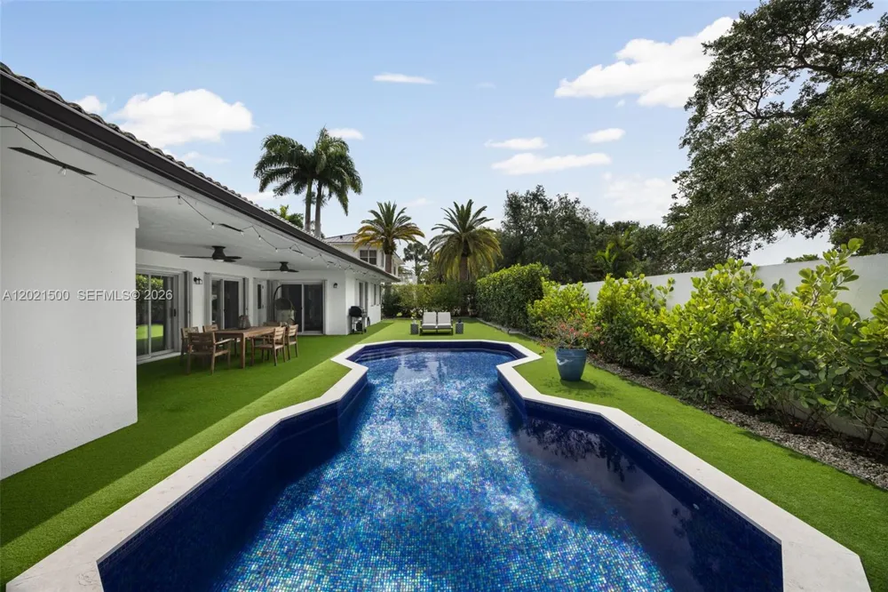 7400 SW 170th Ter Palmetto Bay, FL 33157