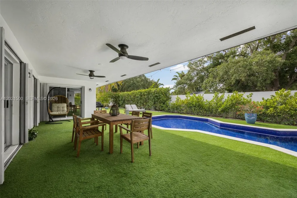 7400 SW 170th Ter Palmetto Bay, FL 33157