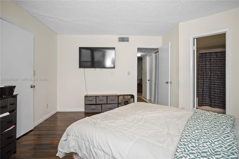 213 Lake Pointe Dr #203 Oakland Park, FL 33309