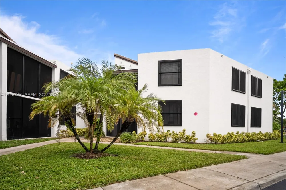 213 Lake Pointe Dr #203 Oakland Park, FL 33309