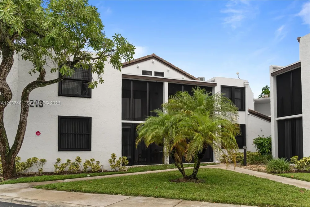 213 Lake Pointe Dr #203 Oakland Park, FL 33309