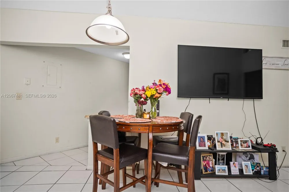 213 Lake Pointe Dr #203 Oakland Park, FL 33309