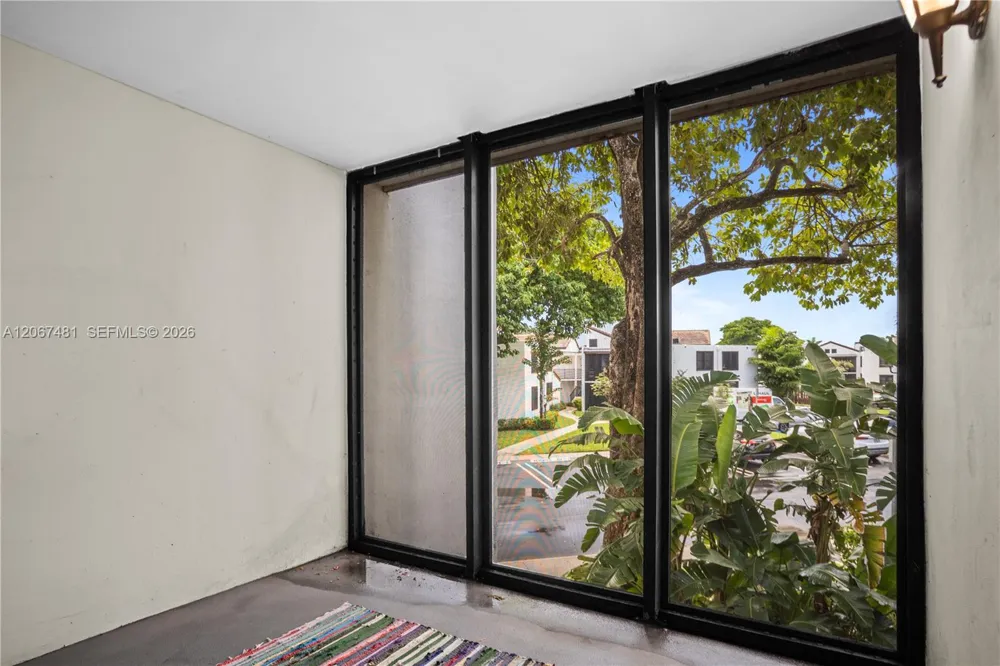 213 Lake Pointe Dr #203 Oakland Park, FL 33309