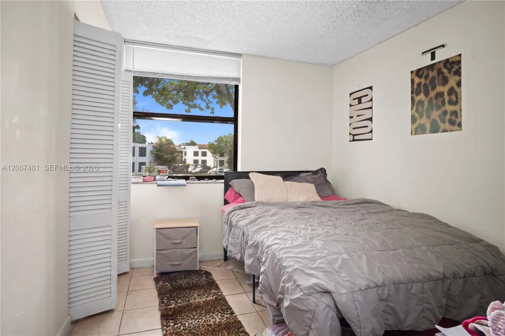 213 Lake Pointe Dr #203 Oakland Park, FL 33309