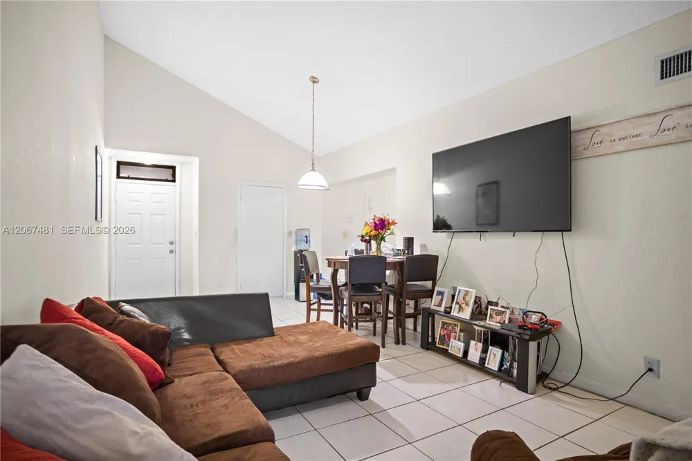 213 Lake Pointe Dr #203 Oakland Park, FL 33309
