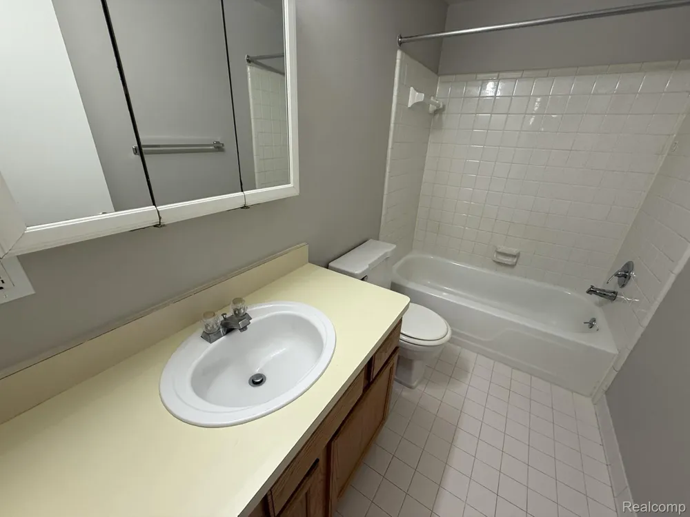 27153 Farmbrook Villa Drive Southfield City, MI 48034