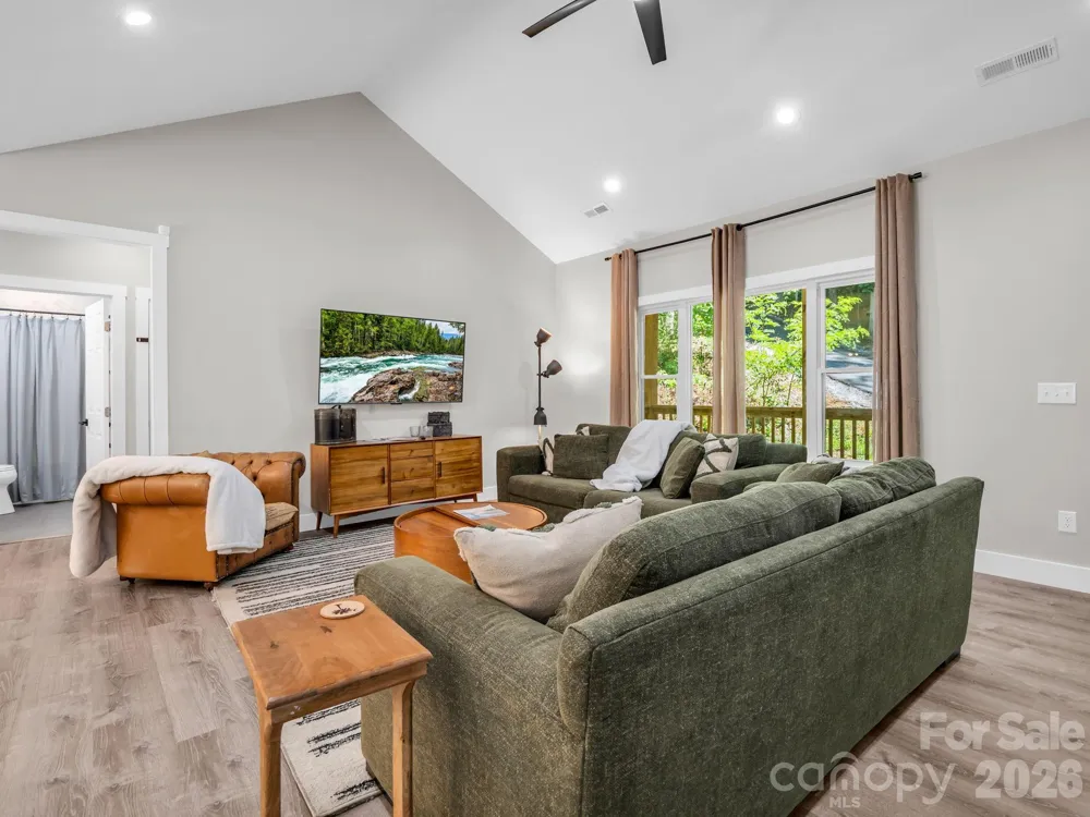 180 Ridgeview Drive Hendersonville, NC 28792