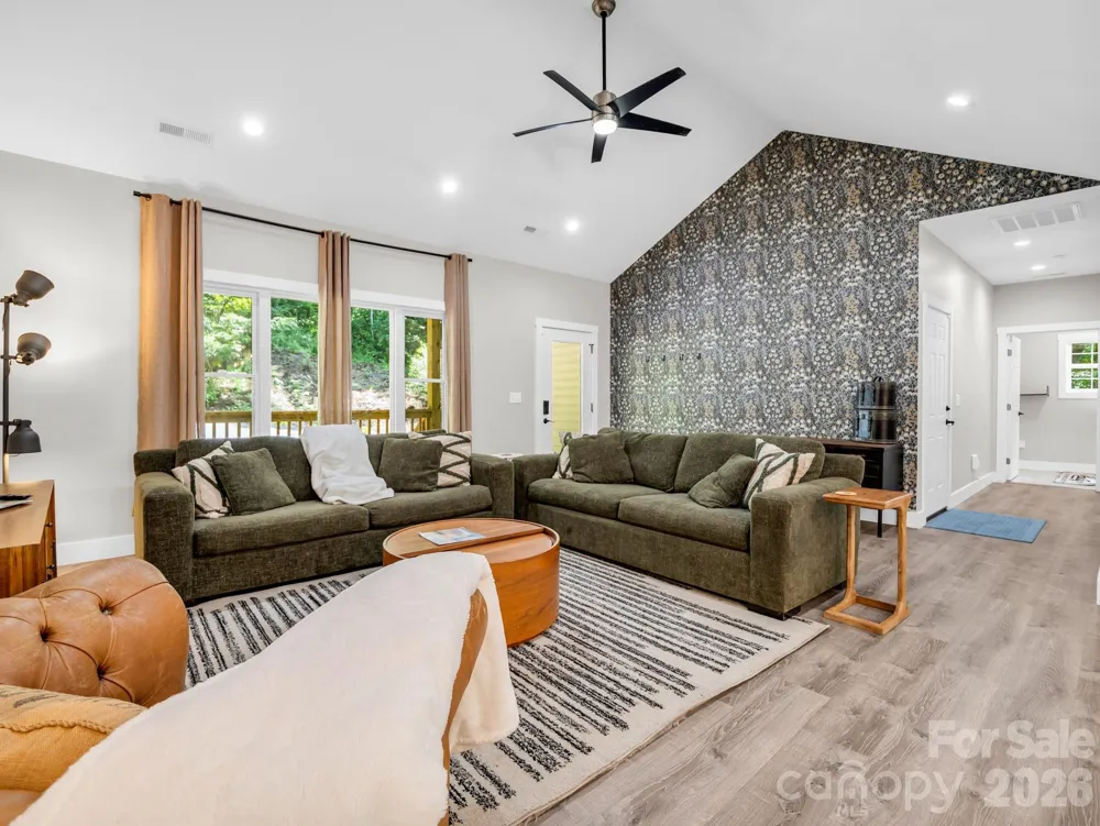 180 Ridgeview Drive Hendersonville, NC 28792