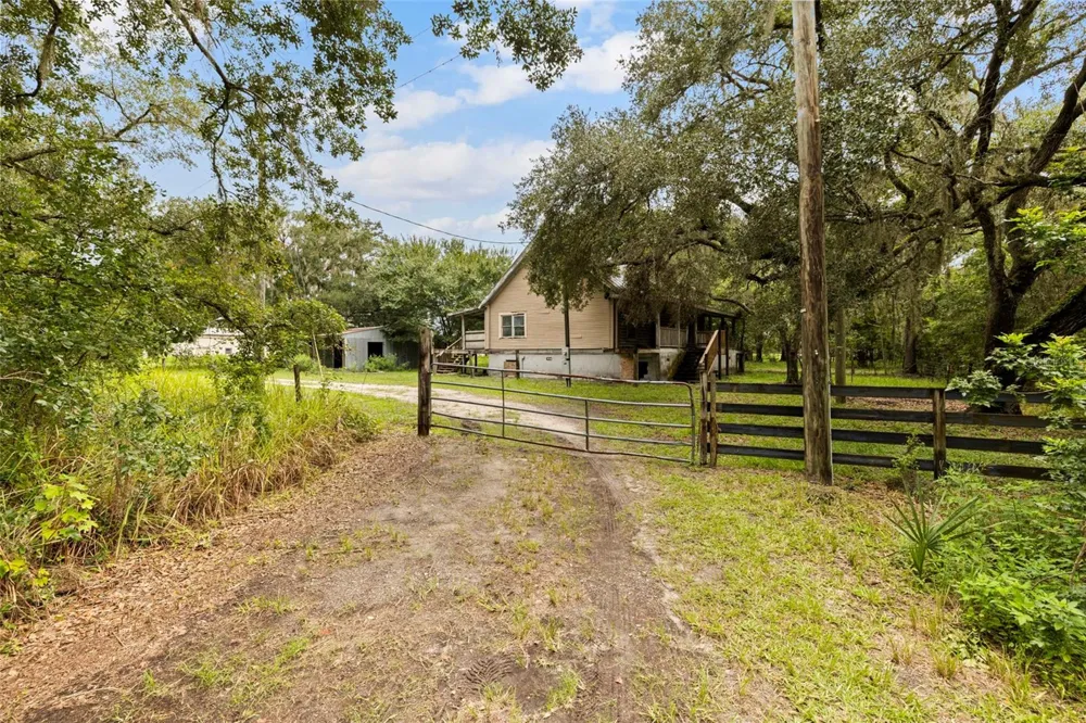 6930 MUCK POND ROAD Seffner, FL 33584