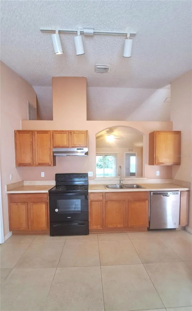 16 LLOSHIRE PATH Palm Coast, FL 32164