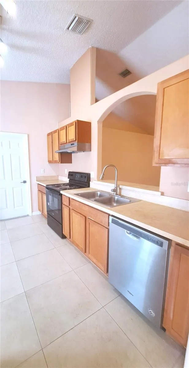 16 LLOSHIRE PATH Palm Coast, FL 32164