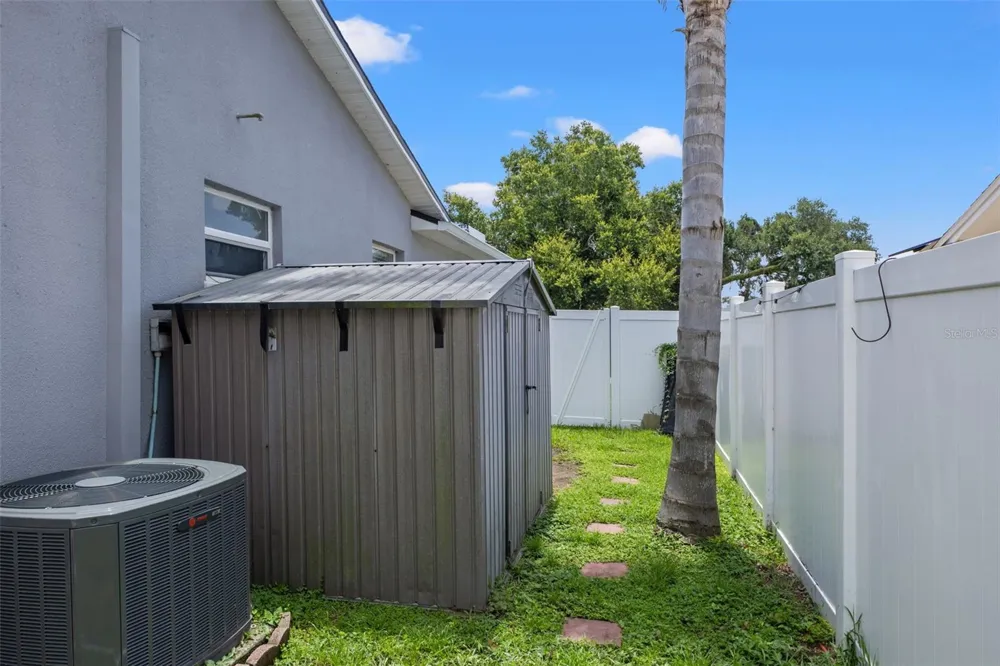 560 ROBIN HILL CIRCLE Brandon, FL 33510
