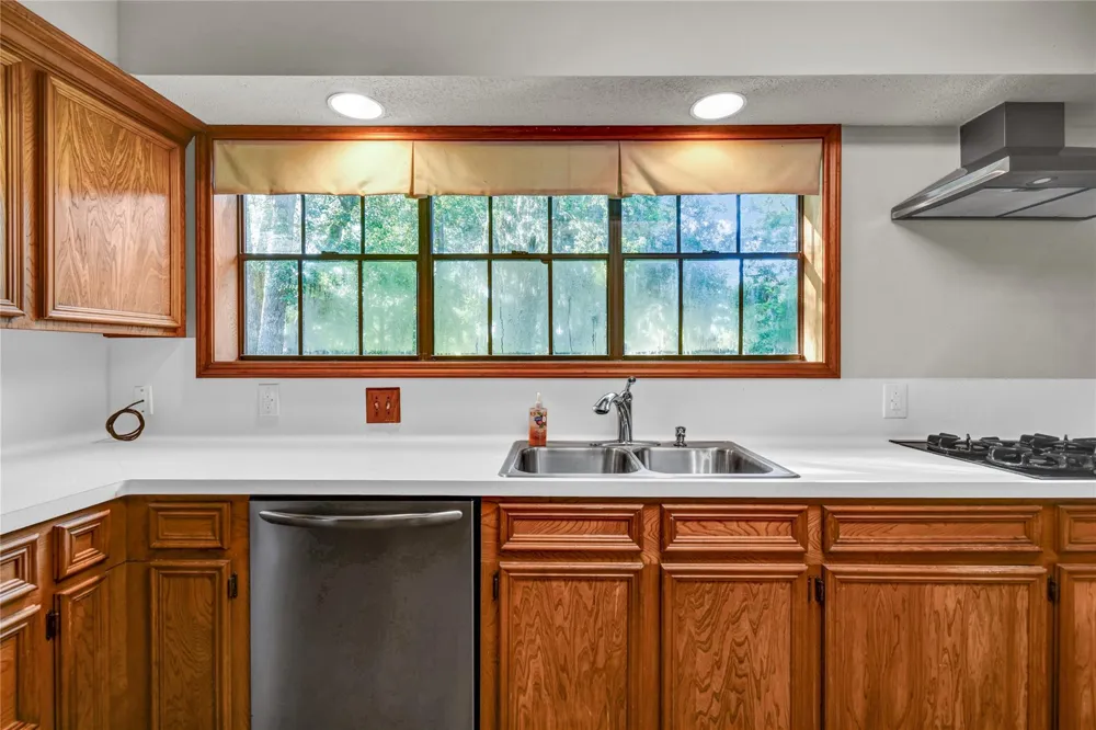 235 S Amherst Drive West Columbia, TX 77486
