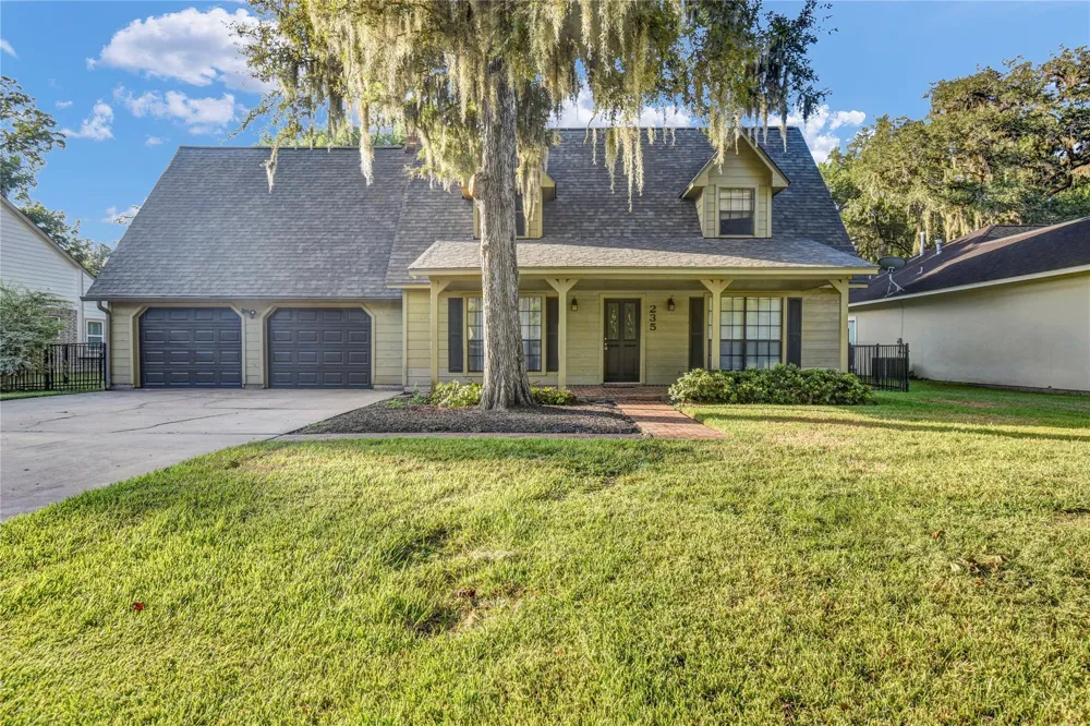 235 S Amherst Drive West Columbia, TX 77486