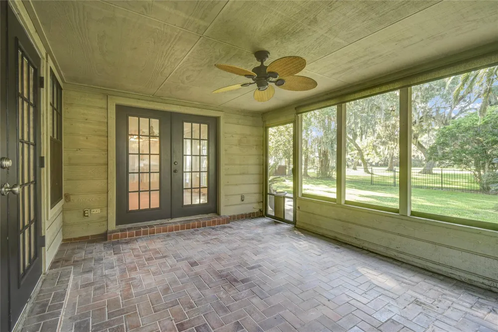235 S Amherst Drive West Columbia, TX 77486