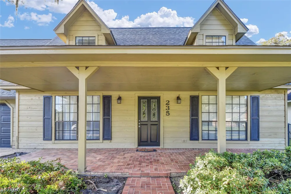 235 S Amherst Drive West Columbia, TX 77486