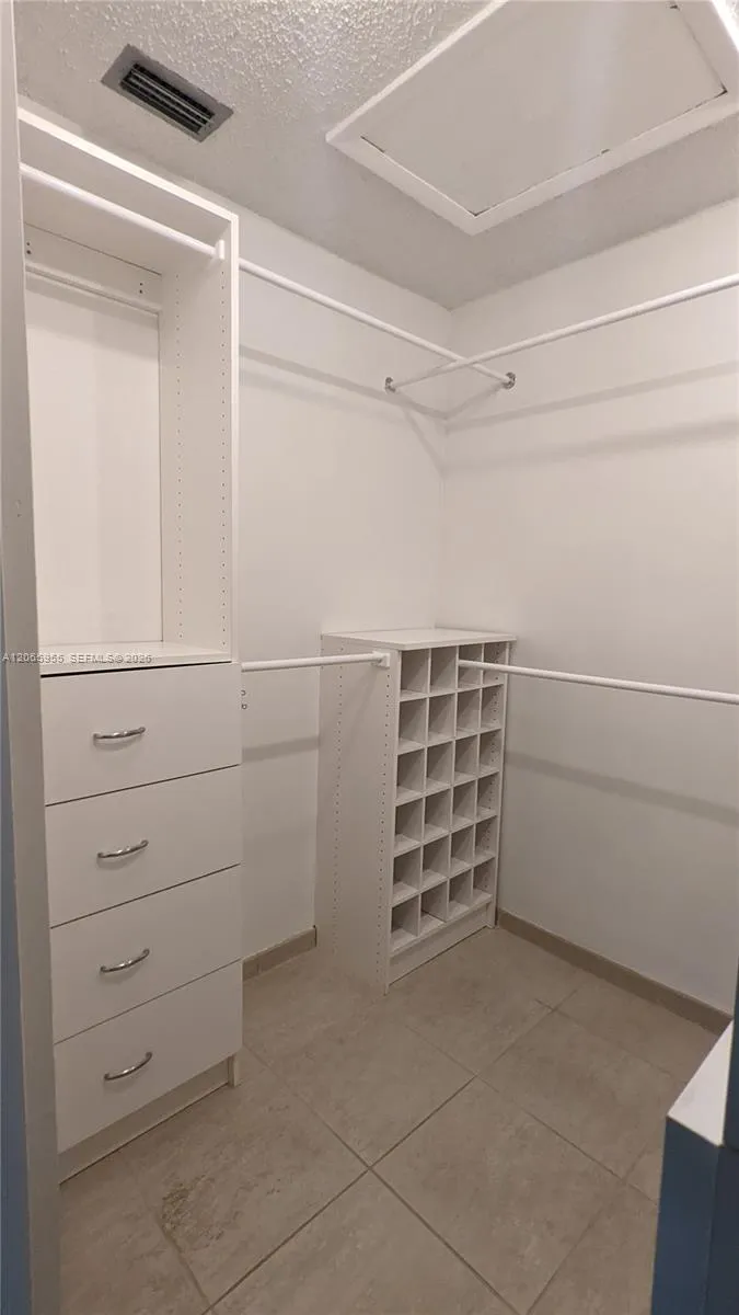 460 Lakeview Dr #4 Weston, FL 33326