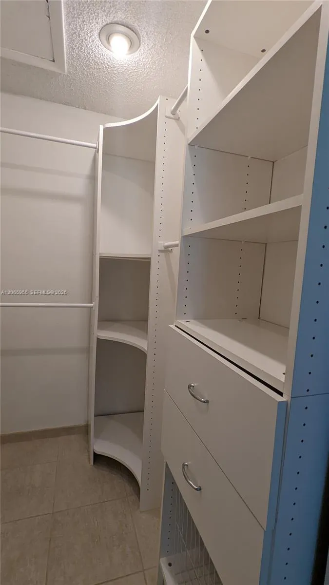 460 Lakeview Dr #4 Weston, FL 33326