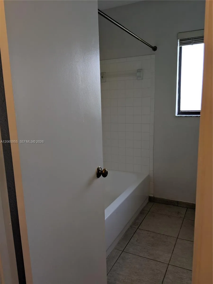 460 Lakeview Dr #4 Weston, FL 33326