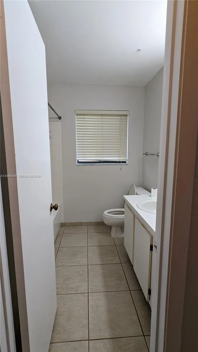 460 Lakeview Dr #4 Weston, FL 33326