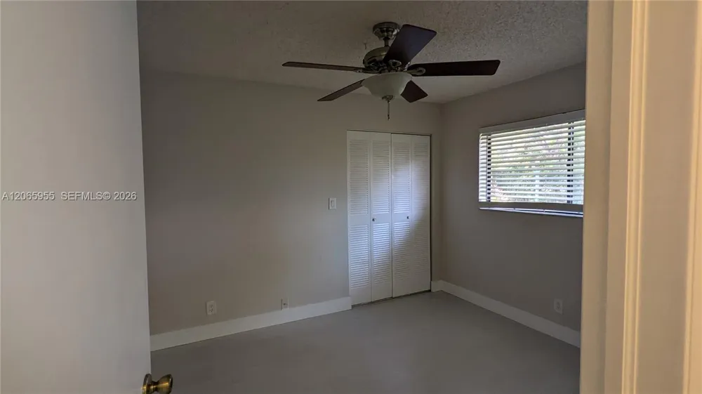 460 Lakeview Dr #4 Weston, FL 33326