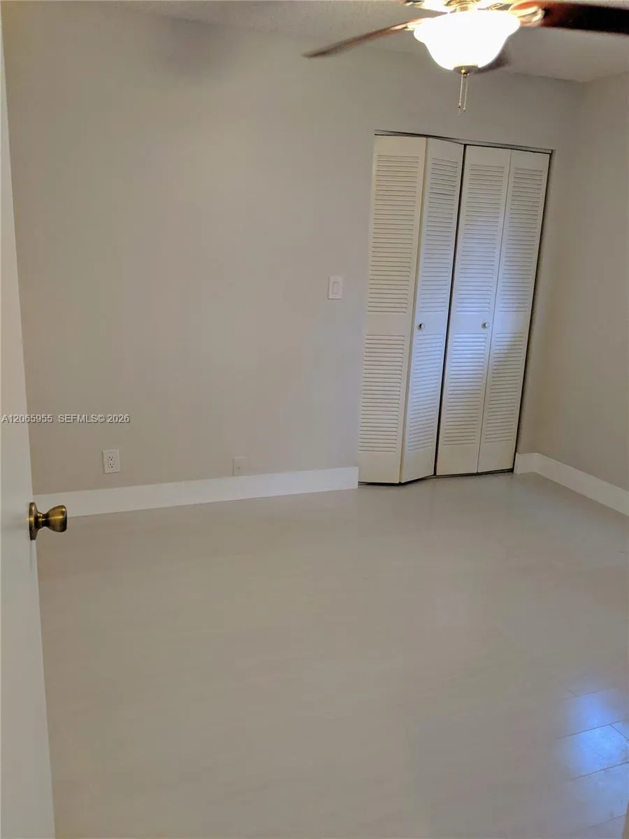 460 Lakeview Dr #4 Weston, FL 33326