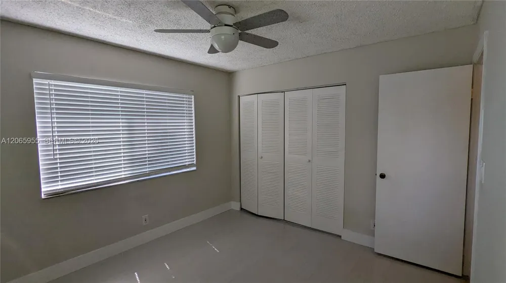 460 Lakeview Dr #4 Weston, FL 33326