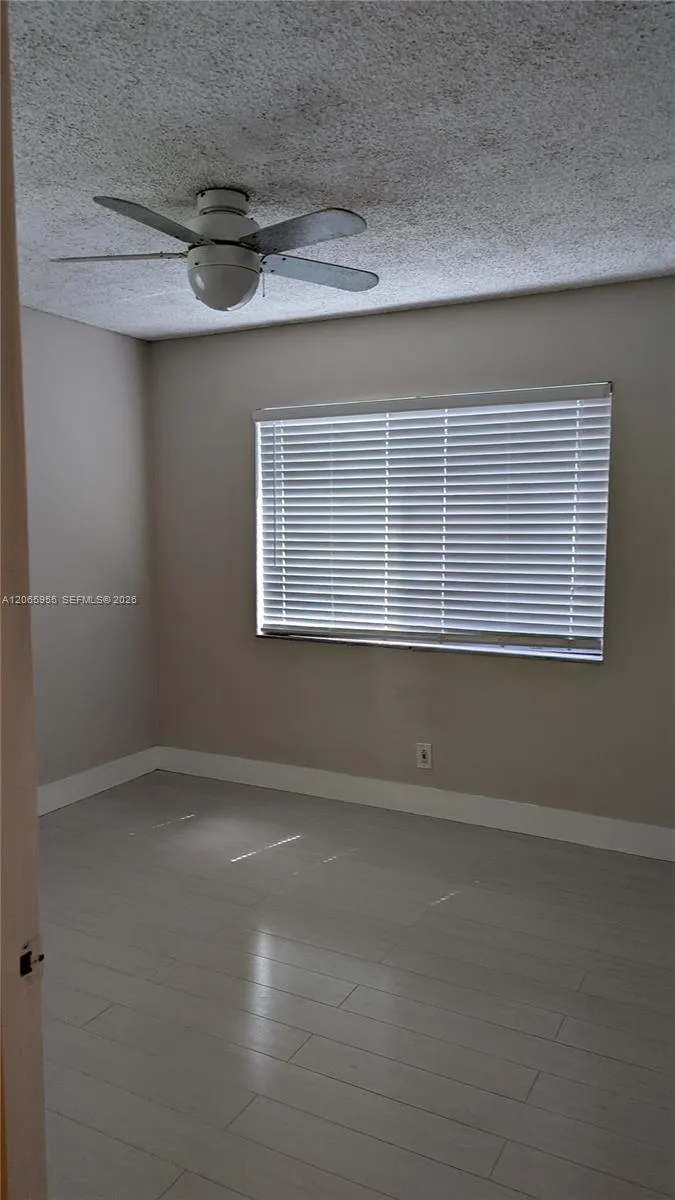 460 Lakeview Dr #4 Weston, FL 33326