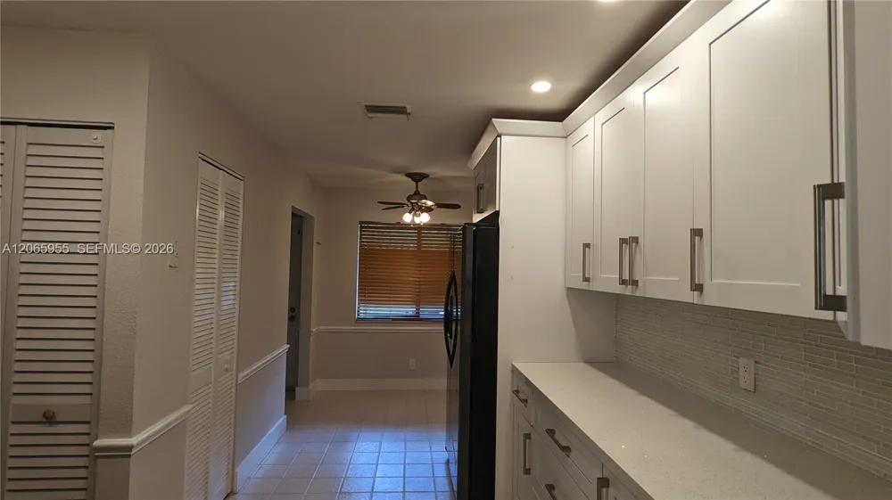 460 Lakeview Dr #4 Weston, FL 33326