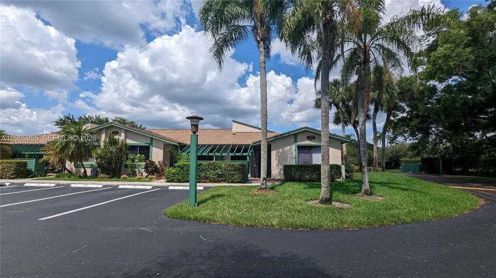 460 Lakeview Dr #4 Weston, FL 33326
