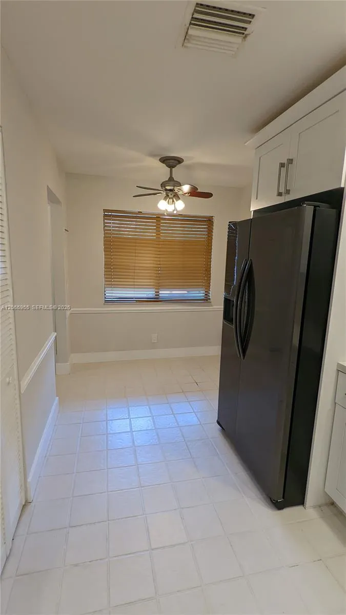 460 Lakeview Dr #4 Weston, FL 33326