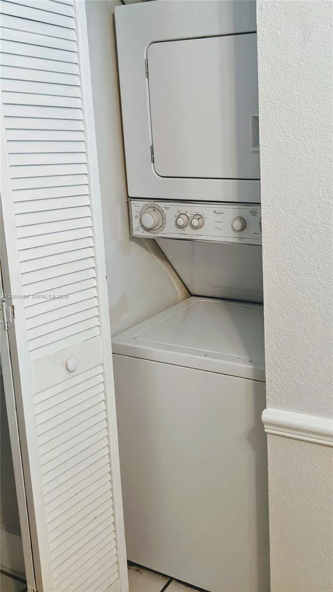 460 Lakeview Dr #4 Weston, FL 33326