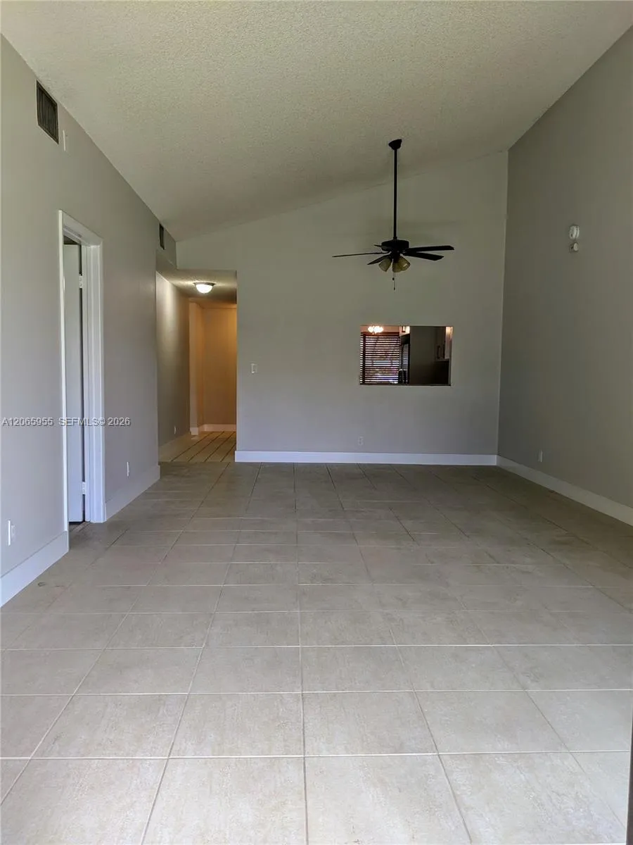 460 Lakeview Dr #4 Weston, FL 33326