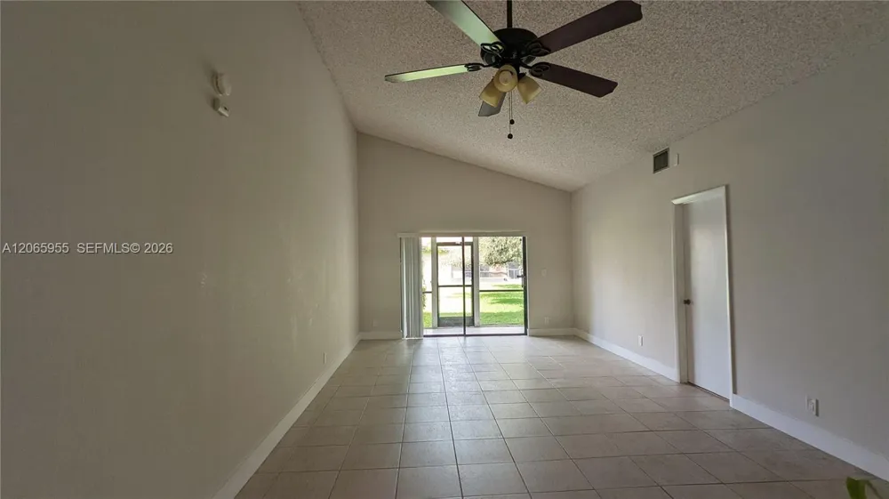 460 Lakeview Dr #4 Weston, FL 33326