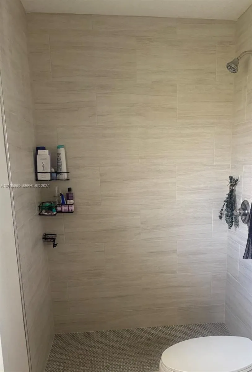 460 Lakeview Dr #4 Weston, FL 33326