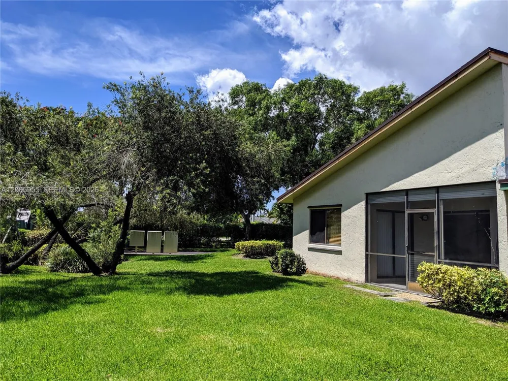 460 Lakeview Dr #4 Weston, FL 33326