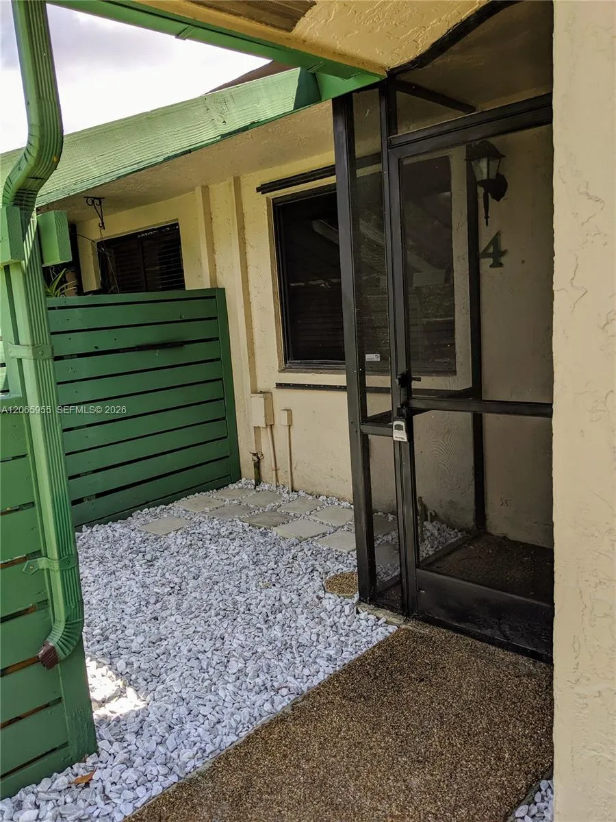 460 Lakeview Dr #4 Weston, FL 33326