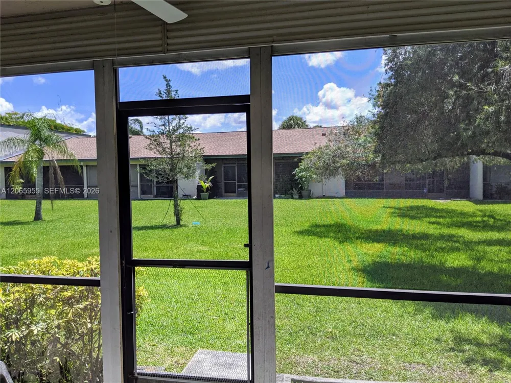 460 Lakeview Dr #4 Weston, FL 33326