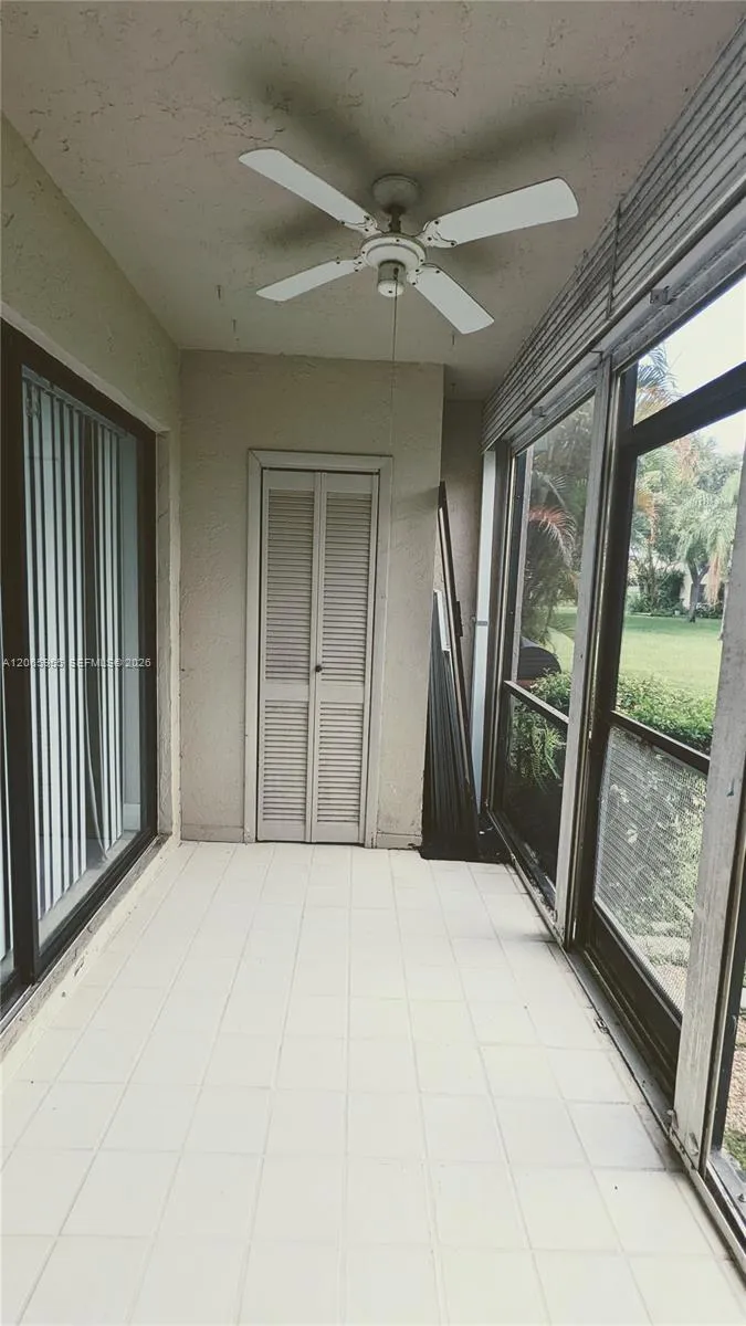 460 Lakeview Dr #4 Weston, FL 33326